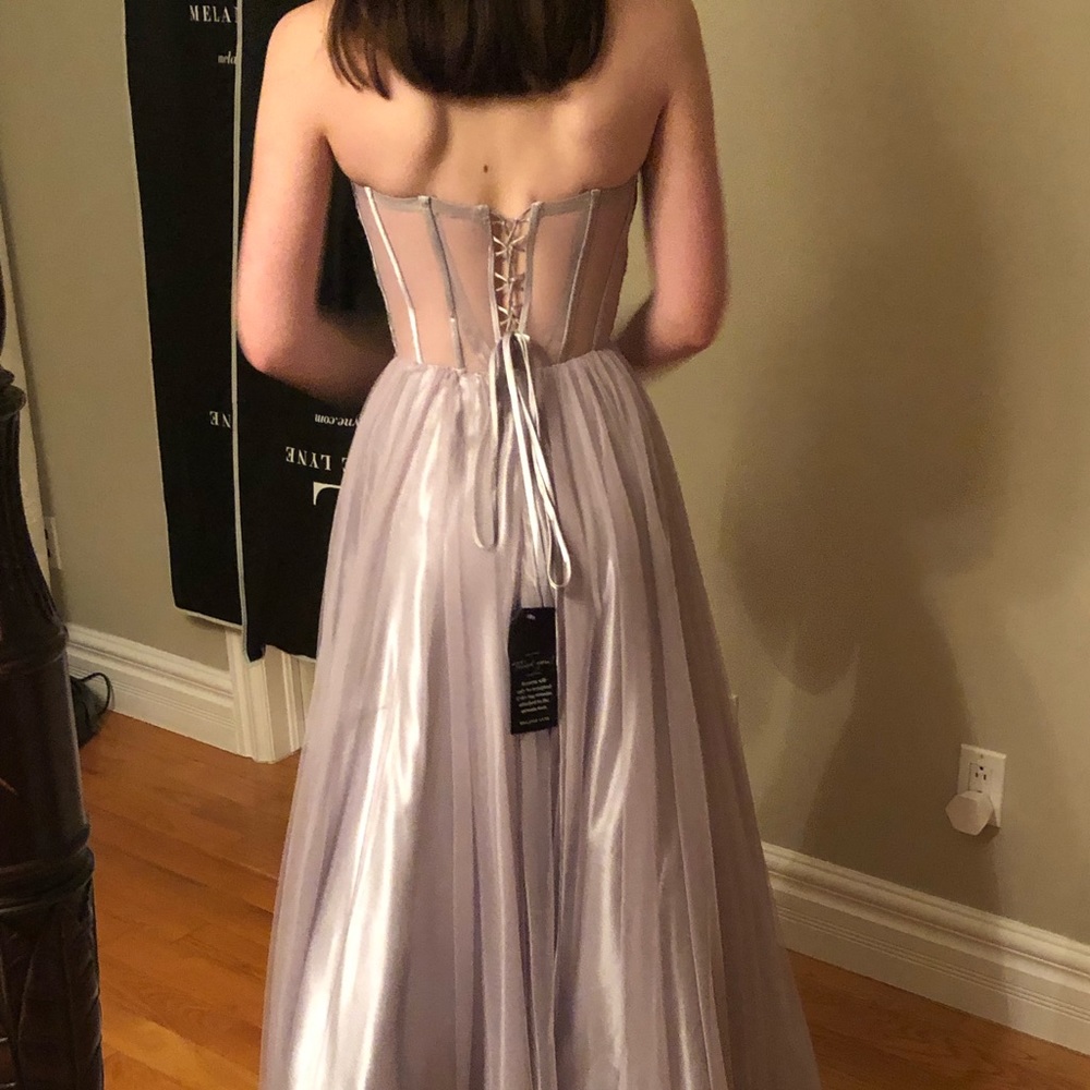 Beautiful corset style prom dress - Picture 2 of 7